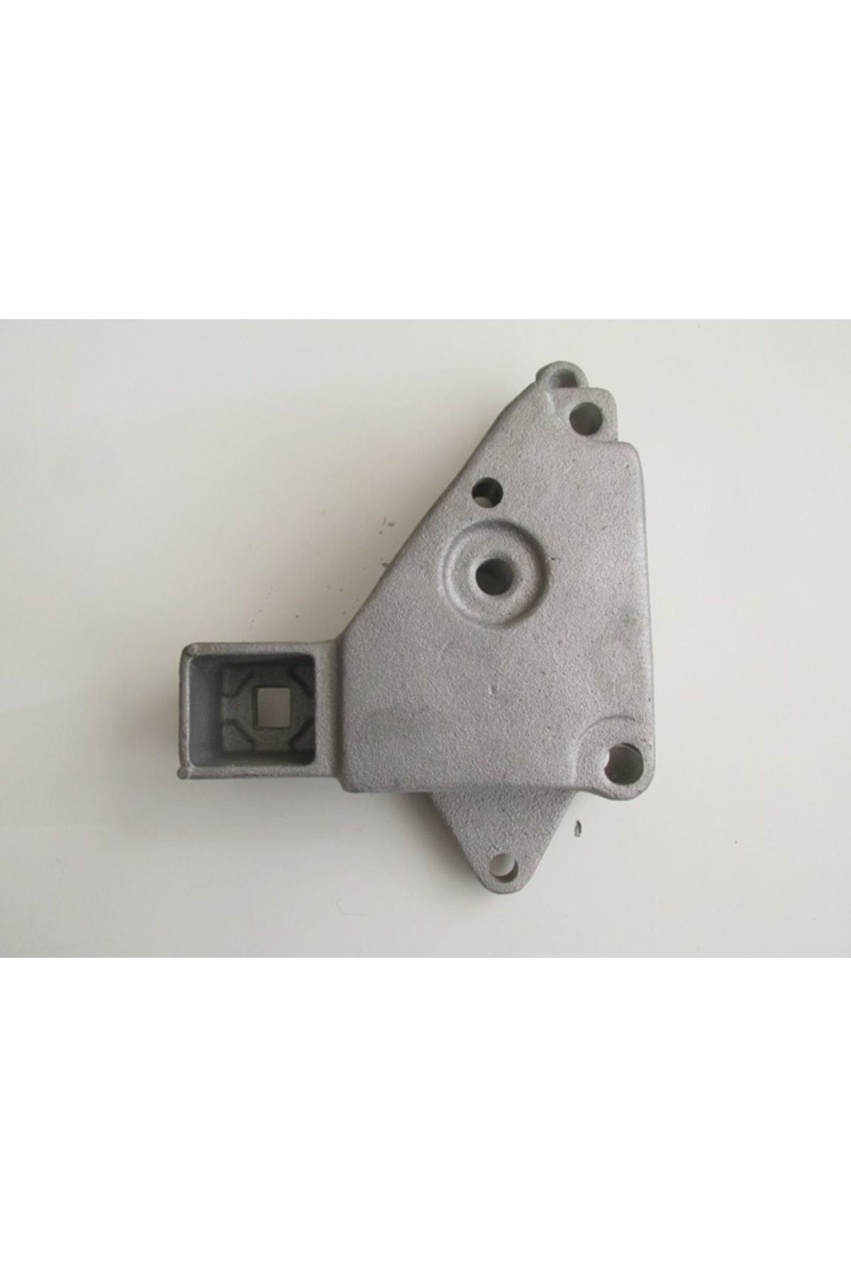 RENAULT CLIO- 2- SD- 98/01; MOTOR TAKOZU BAĞLANTI KULAĞI (ALÜMİNYUM)