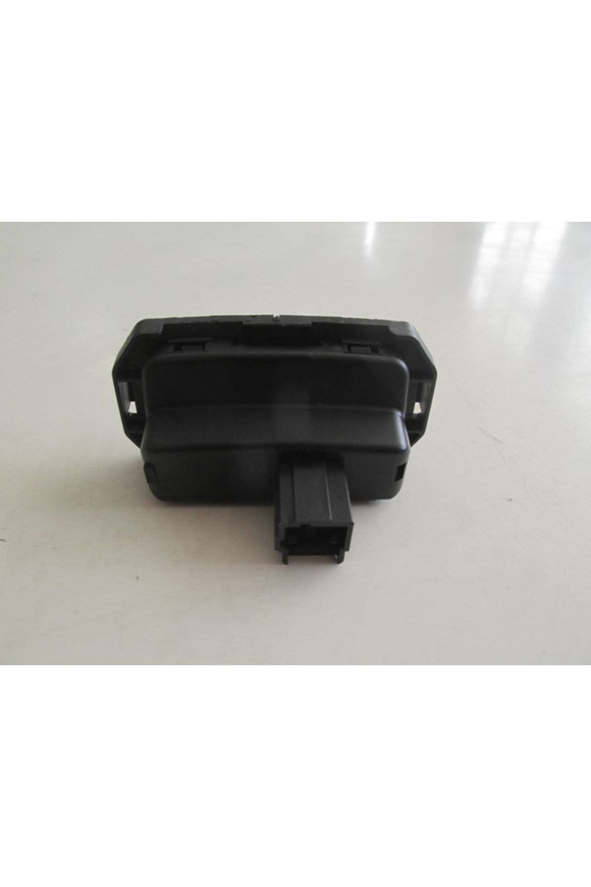 Renault Clıo- 3- Hb- 09-12 Bagaj Açma Düğmesi (BUTONU) Oem No: 8200076256 Uyumlu 1430-2890